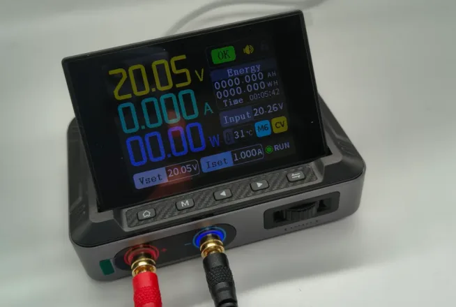 Fnirsy DPS-150 - displej, ovládání a podsvícené svorky