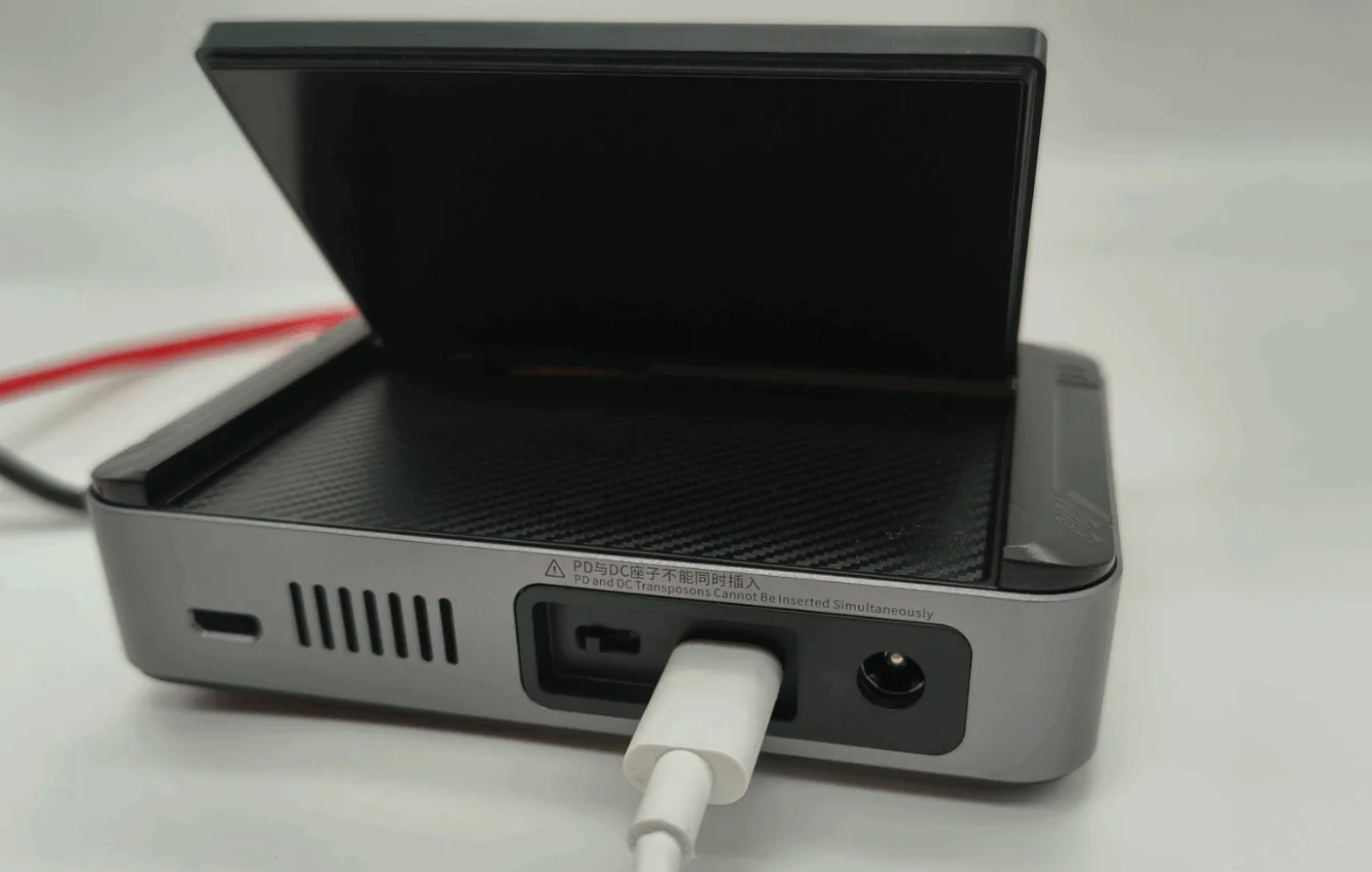 Fnirsy DPS-150 - input connectors: USB-C and DC input with input switch