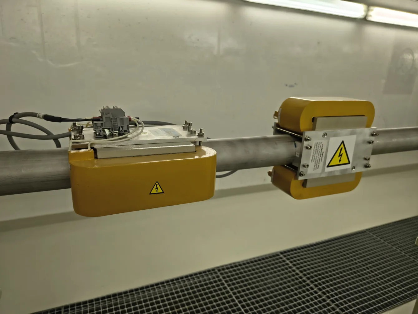 Device for measuring energy and beam dispersion in detail.