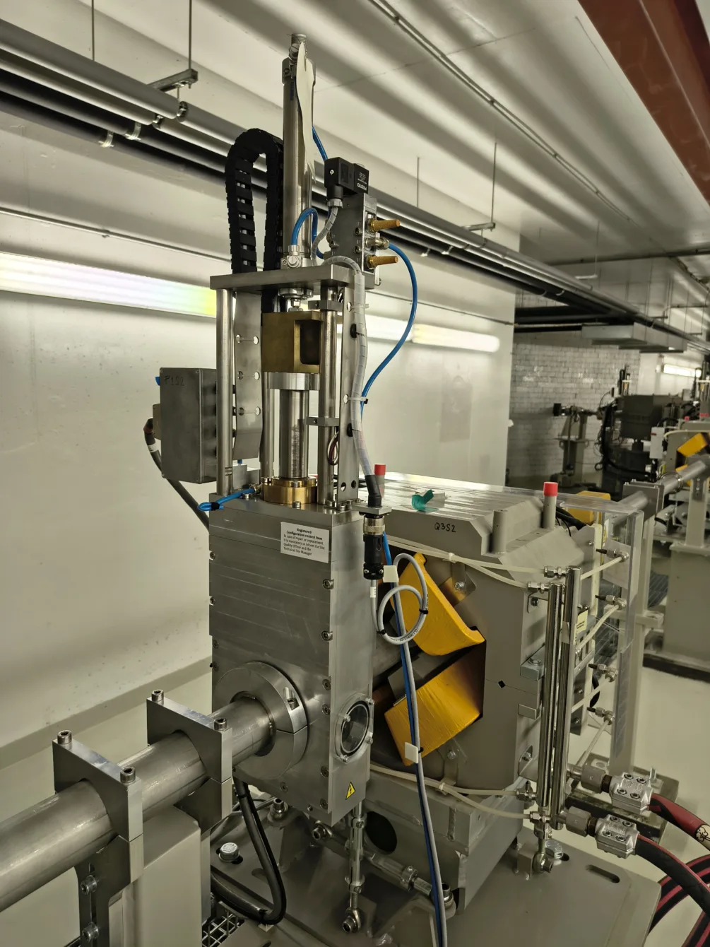 Beamstop. Is the beam any way outside the allowed range? This device stops it. It then starts again.