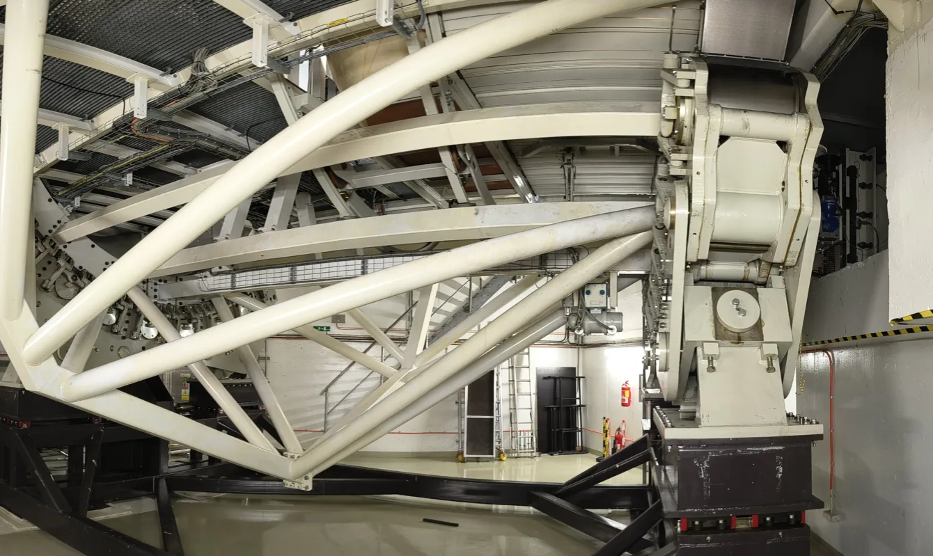 But this is hidden beneath the irradiation room. Mass weighing dozens of tons anchored into the rock up to 10 meters deep.