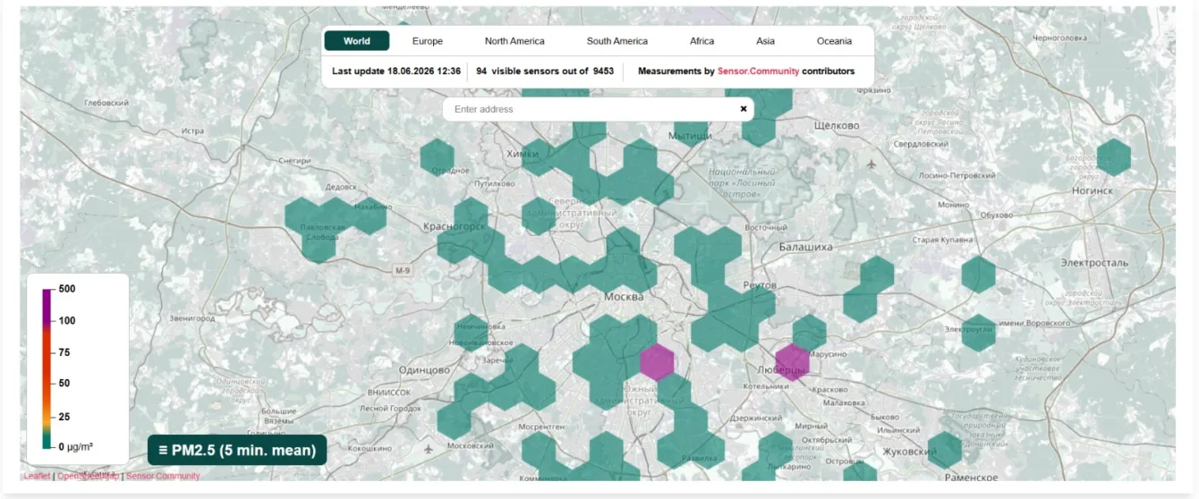 Wider view of Moscow. Of 68 visible sensors, only two points – mainly the one at the refinery – show extreme values so far. The rest of the city has good air quality (cyan).